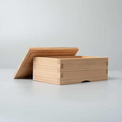 接着剤を一切使用していない鳥取杉のお弁当箱