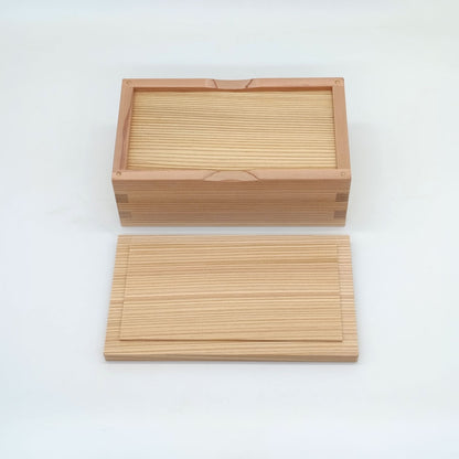 接着剤を一切使用していない鳥取杉のお弁当箱