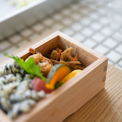 接着剤を一切使用していない鳥取杉のお弁当箱