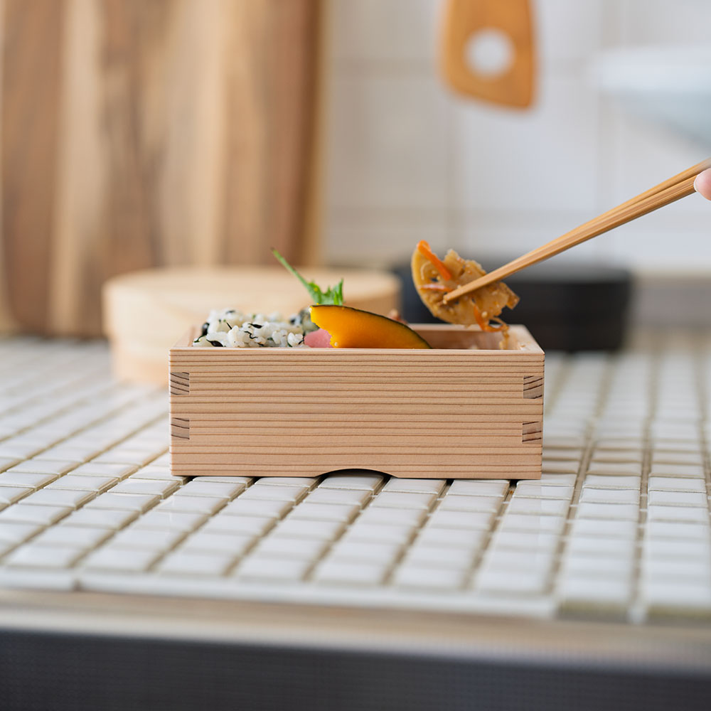 接着剤を一切使用していない鳥取杉のお弁当箱