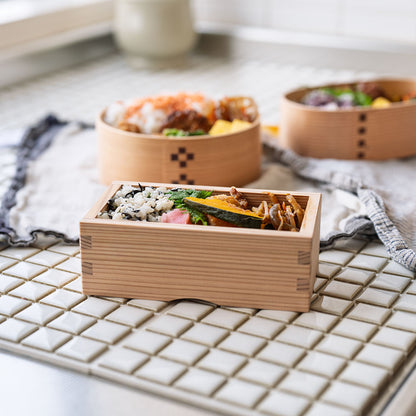 接着剤を一切使用していない鳥取杉のお弁当箱